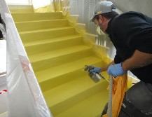Betonkosmetik auf eingefärbten Betontreppen Verarbeitung der Betonkosmetik auf eingefärbten Betontreppen