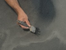 Betonkosmetik nachstrukturieren nach der Risskaschierung Betonkosmetik nachstrukturieren