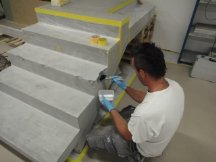 Schulung der Betonkosmetik am Treppenelement Produktschulung bei Synfola® GmbH, Sichtbetonkosmetik Reprofilierarbeiten, Schulung am Treppenelement neutecswiss GmbH