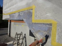 Beton Strukturierung, Schulung an alter Betontreppe Produktschulung bei Synfola® GmbH, Sichtbetonkosmetik und Betonstrukturierung, Schulung am Element und Betontreppe neutecswiss GmbH