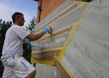 Beton Strukturierung, Schulung an alter Betontreppe Produktschulung bei Synfola® GmbH, Sichtbetonkosmetik und Betonstrukturierung, Schulung am Element und Betontreppe neutecswiss GmbH