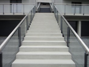 Produktschulung bei Synfola® GmbH Betonkosmetik an Treppenstufen und Sichtbetonfassade Schulung am Objekt AWAG-Wurster GmbH