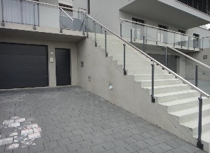 Produktschulung bei Synfola® GmbH Betonkosmetik an Treppenstufen und Sichtbetonfassade Schulung am Objekt AWAG-Wurster GmbH