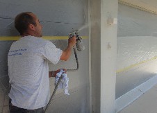 Betonkosmetikschulung am Objekt Firma AWAG Wurster Produktschulung bei Synfola® GmbH Sichtbetonkosmetik SBK-08 an Sichtbeton- Fassade Schulung am Objekt AWAG-Wurster GmbH