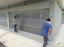 Betonkosmetikschulung am Objekt Firma AWAG Wurster Produktschulung bei Synfola® GmbH Sichtbetonkosmetik SBK-08 an Sichtbeton- Fassade Schulung am Objekt AWAG-Wurster GmbH