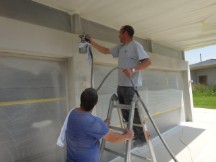 Betonkosmetikschulung am Objekt Firma AWAG Wurster Produktschulung bei Synfola® GmbH Sichtbetonkosmetik SBK-08 an Sichtbeton- Fassade Schulung am Objekt AWAG-Wurster GmbH